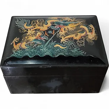 Lacquer box, Japan, with dragon decoration, 20th century
