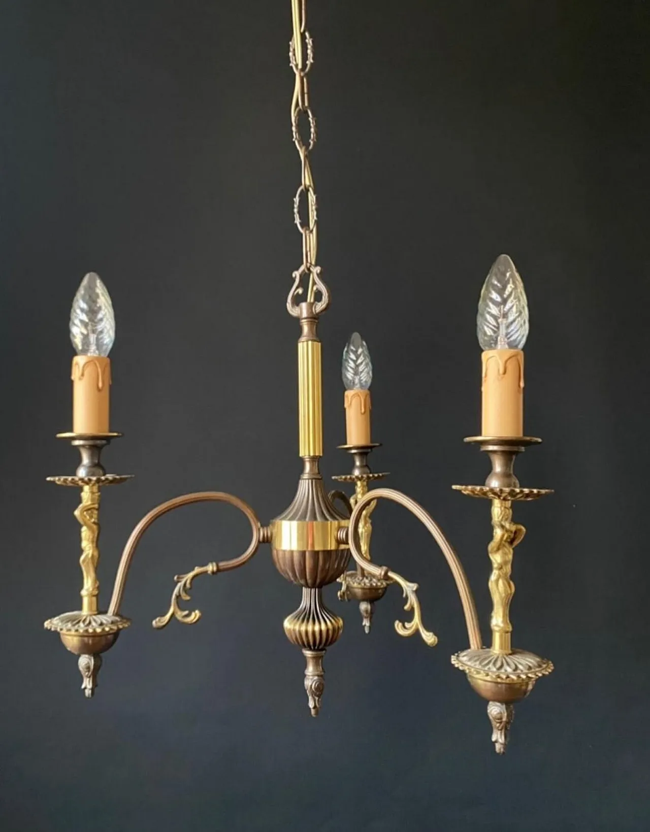 Brass chandelier with bronze statuettes of cherubs, 20th century 1