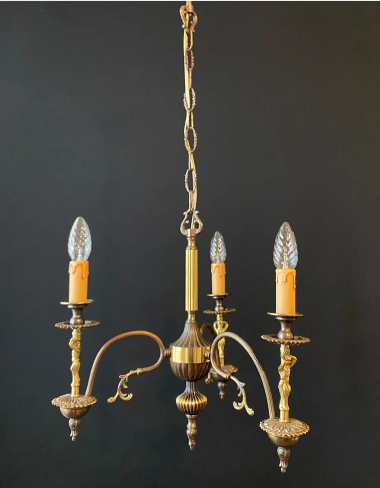 Brass chandelier with bronze statuettes of cherubs, 20th century 4