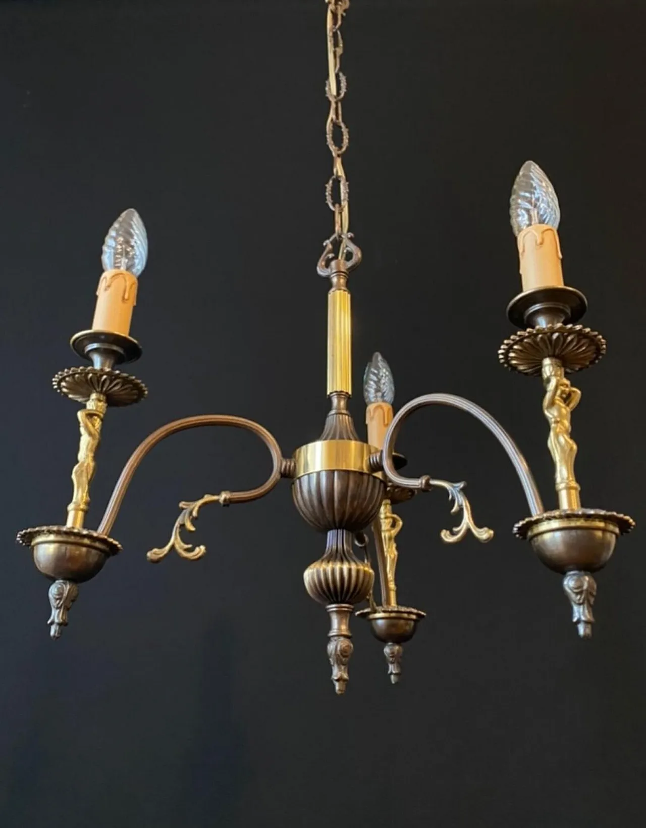 Brass chandelier with bronze statuettes of cherubs, 20th century 5
