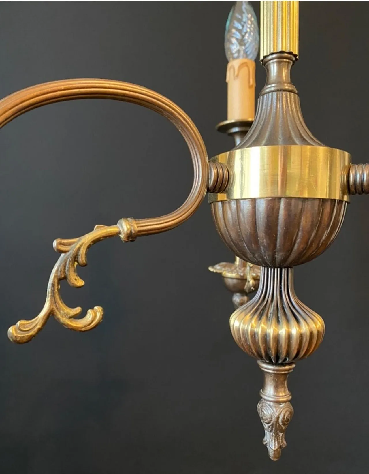 Brass chandelier with bronze statuettes of cherubs, 20th century 9