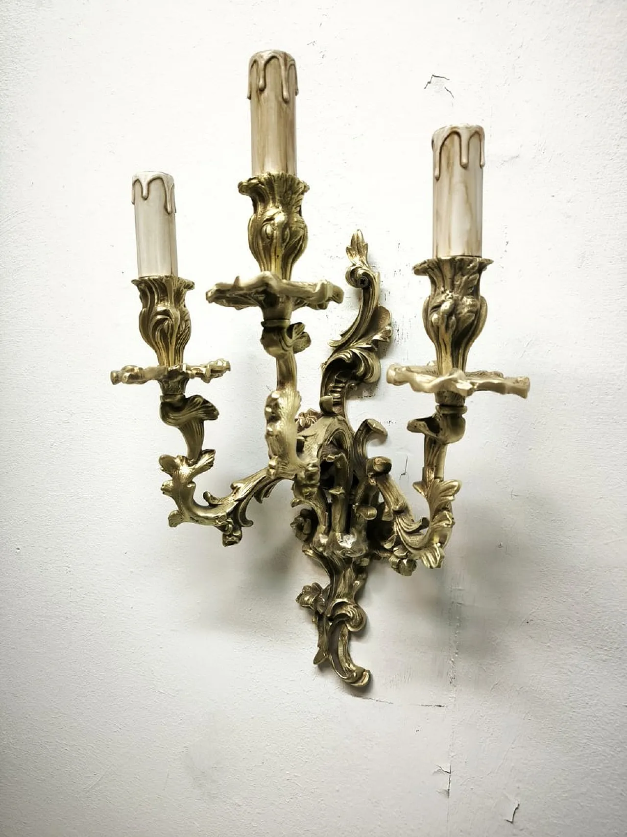 Three-light bronze wall lamp, 19th century 11