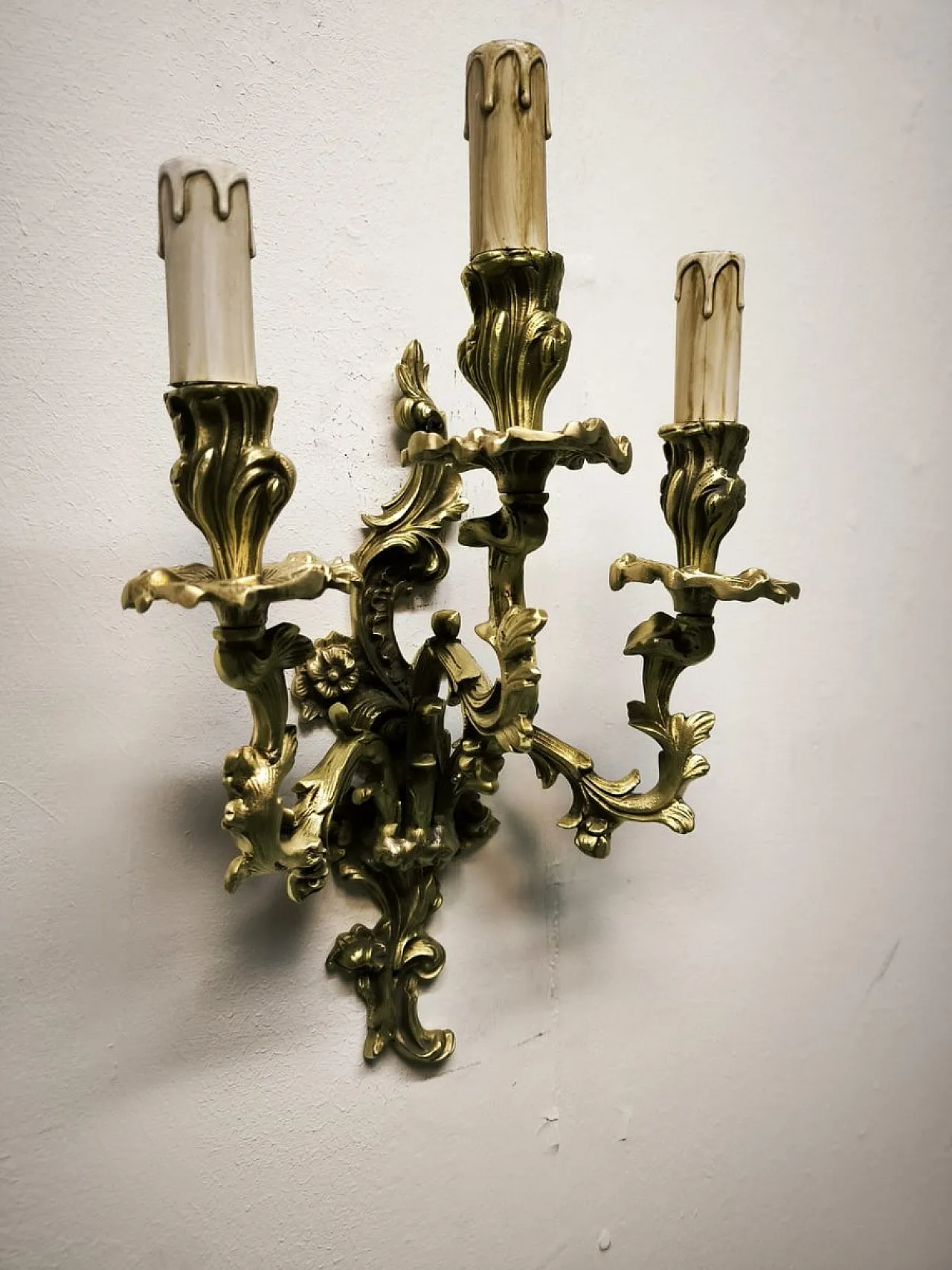 Three-light bronze wall lamp, 19th century 17
