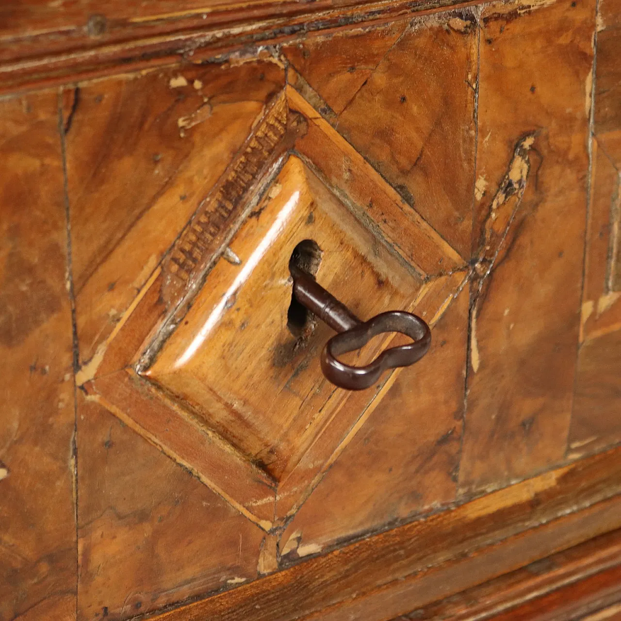 Cassettone barocco in noce, olivo, acero e mogano, primo '700 5