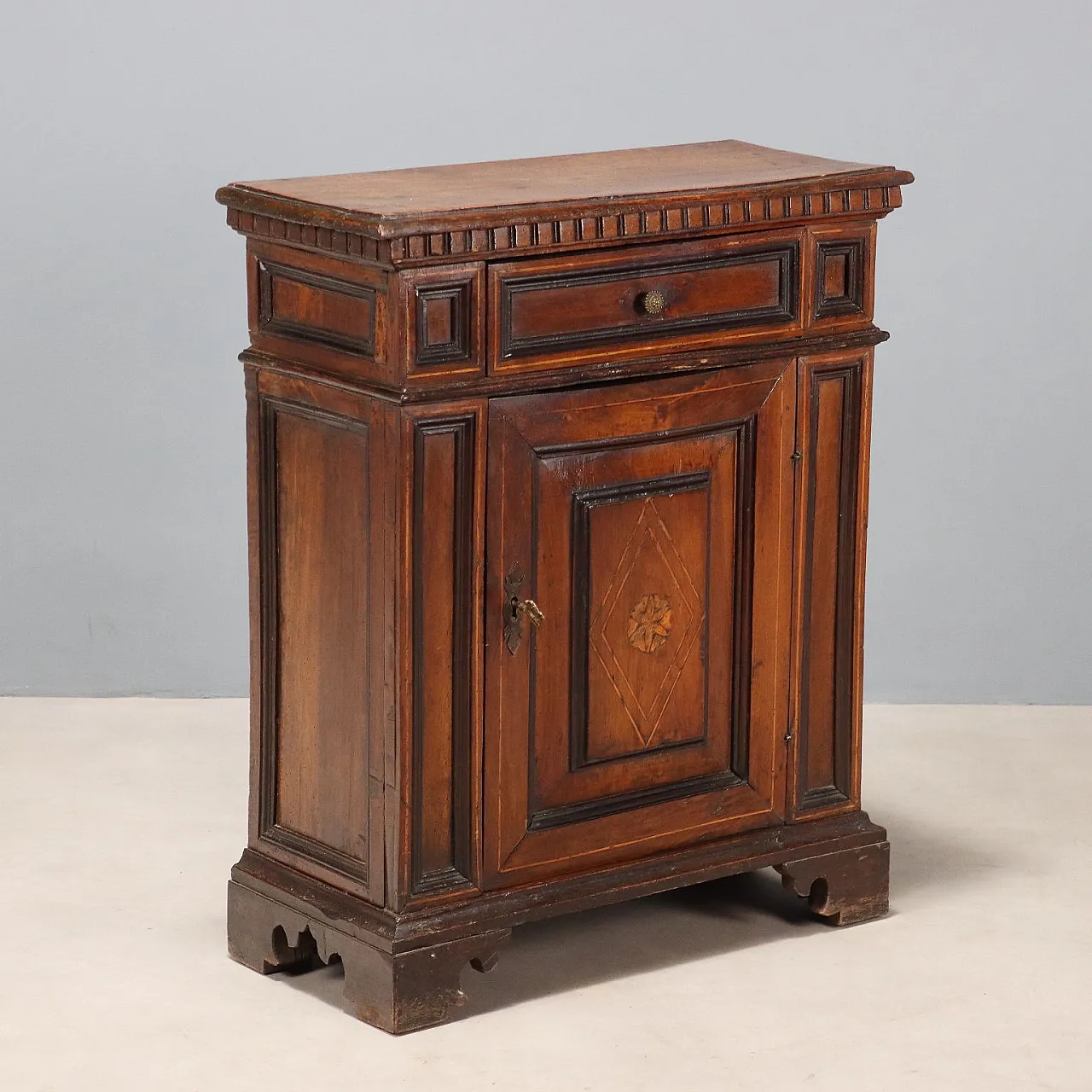 Comodino barocco in noce, primo '700 1