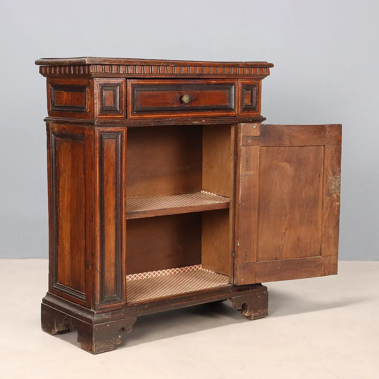 Comodino barocco in noce, primo '700 4