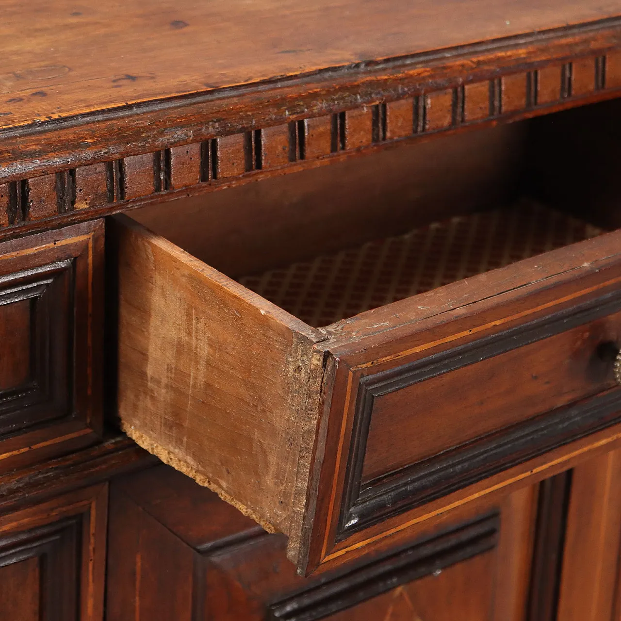 Comodino barocco in noce, primo '700 5