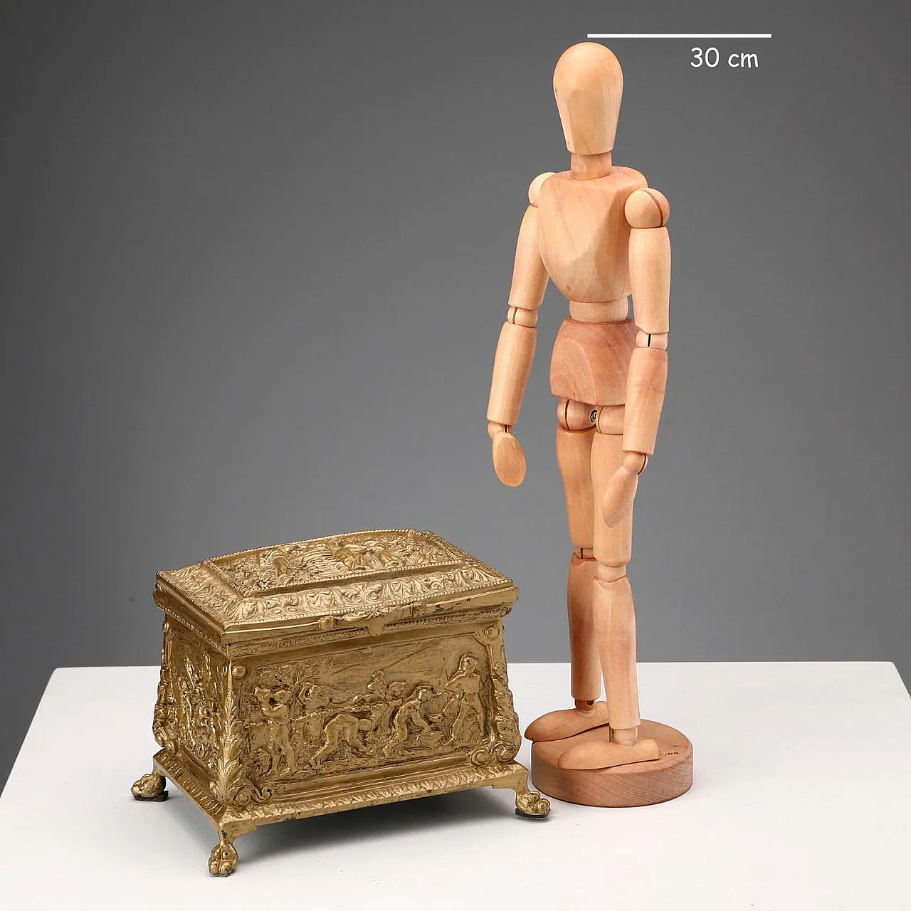 Cofanetto in bronzo sbalzato e cesellato, '900 2