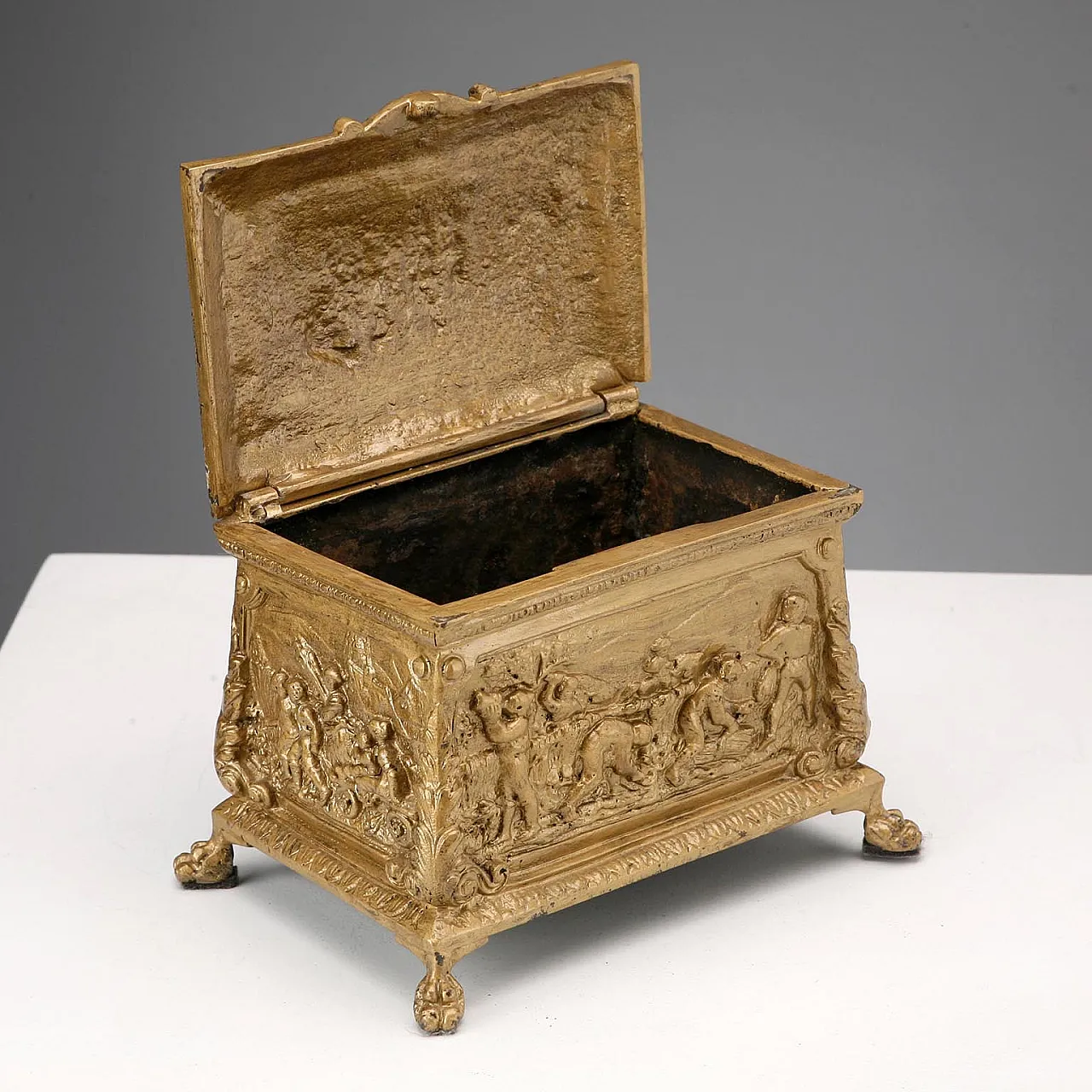 Cofanetto in bronzo sbalzato e cesellato, '900 5