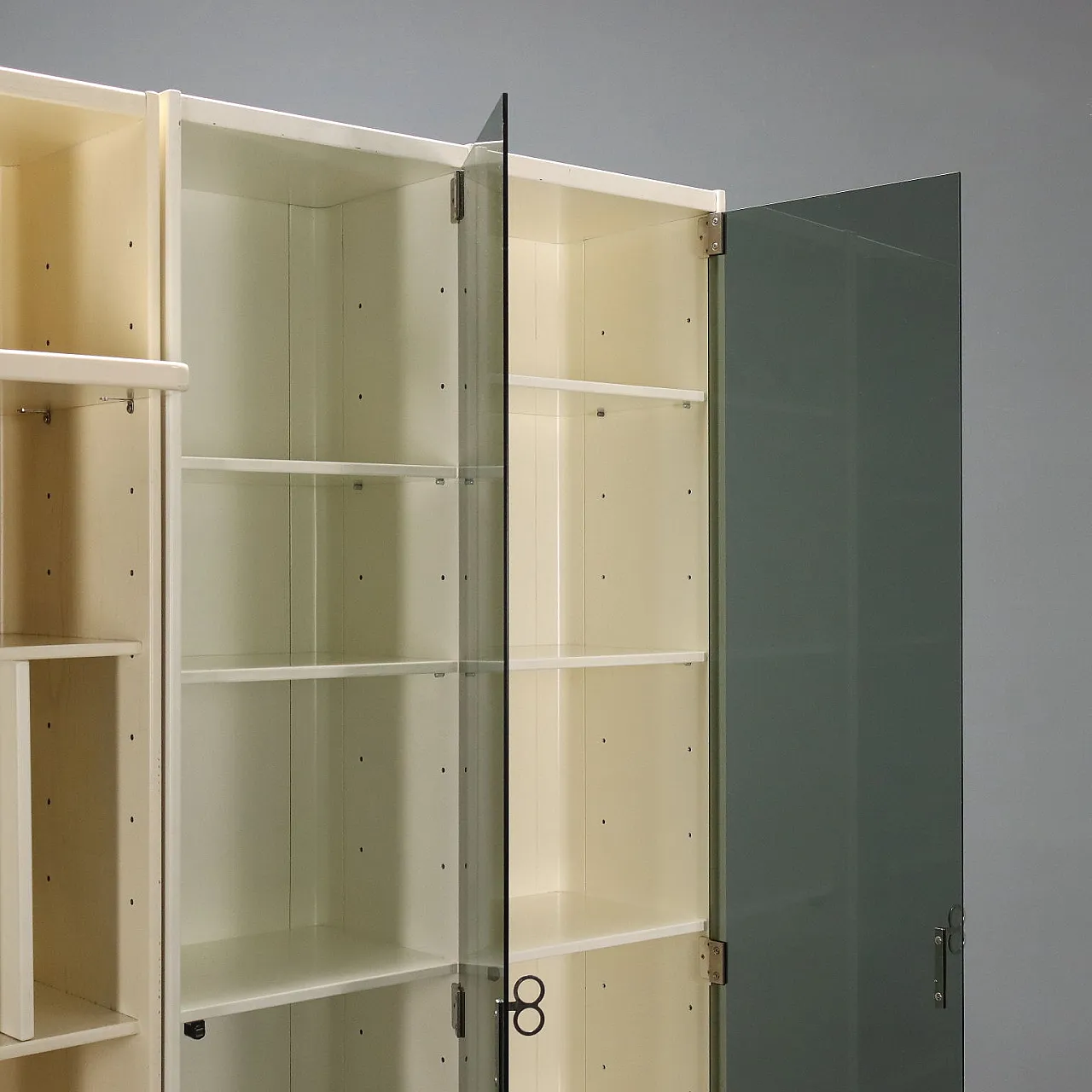 Libreria in legno impiallacciato laccato e vetro, '900 4