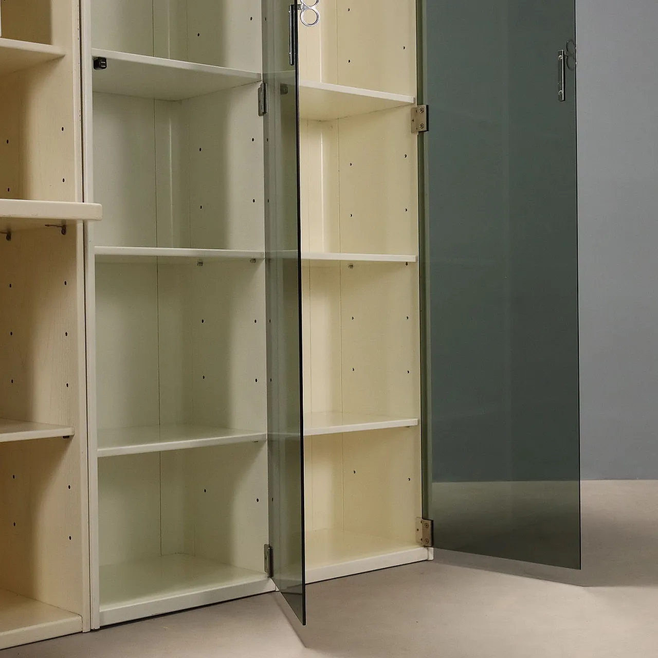 Libreria in legno impiallacciato laccato e vetro, '900 5