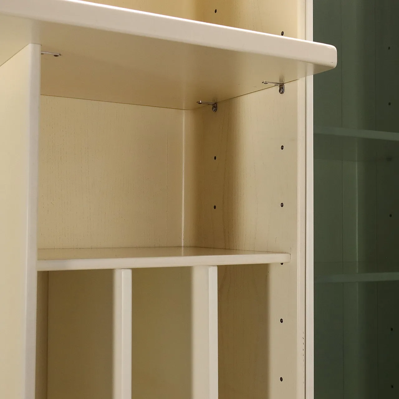 Libreria in legno impiallacciato laccato e vetro, '900 7