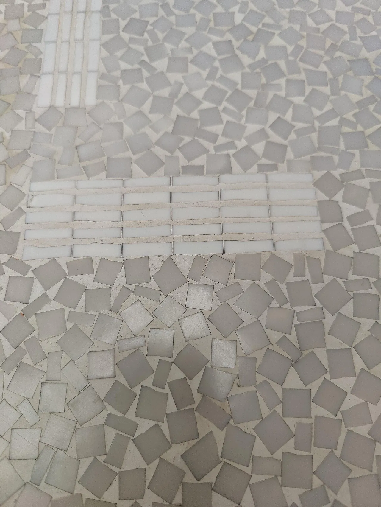 Round geometric smoking table white marble mosaic top, 20th century 9