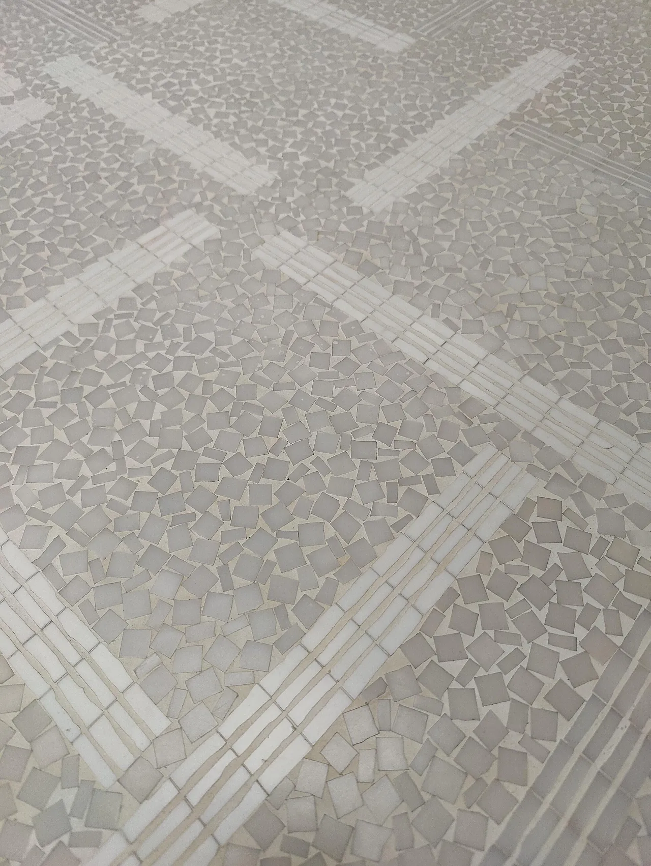 Round geometric smoking table white marble mosaic top, 20th century 10