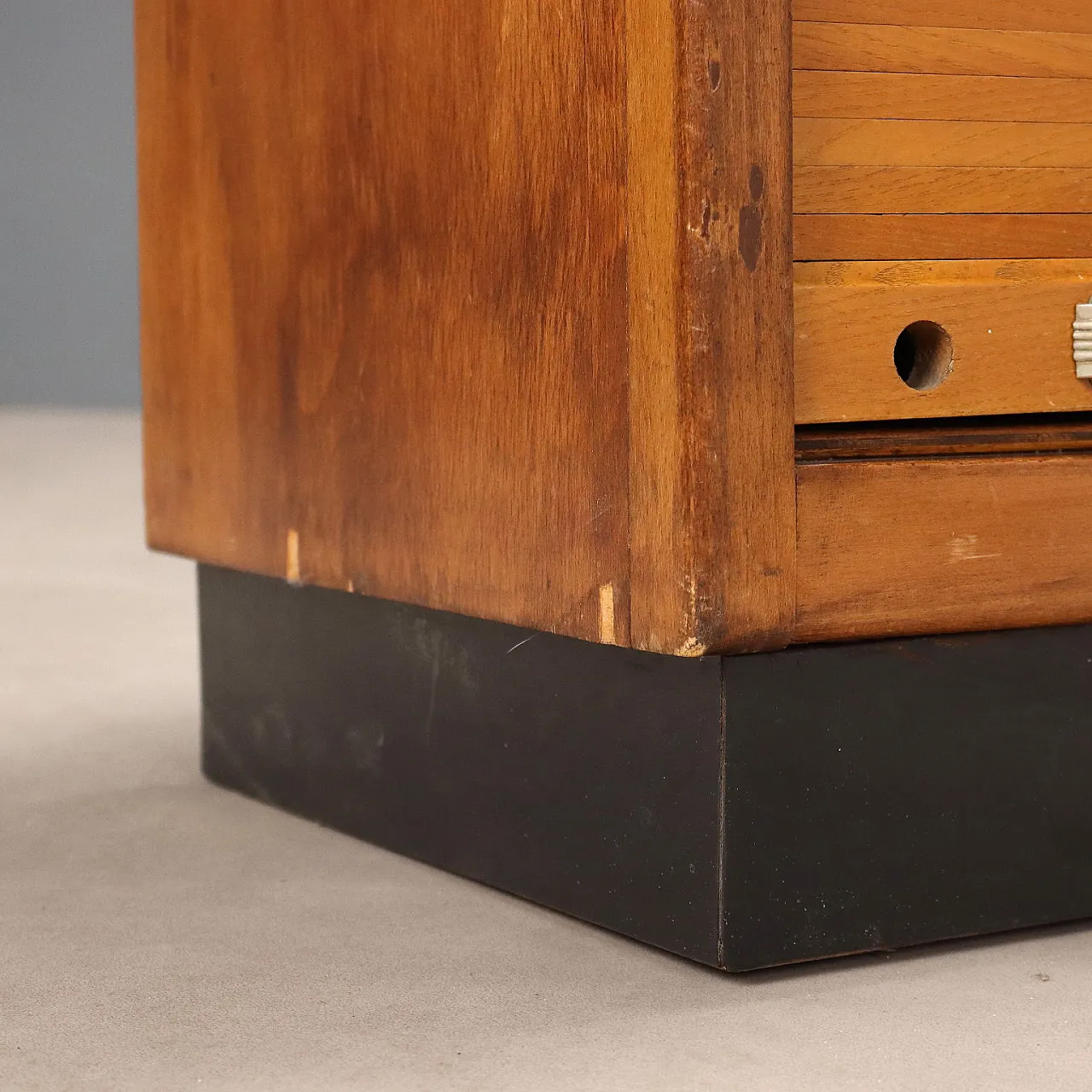 Mobile con ripiani interni in noce formica e alluminio, '900 8