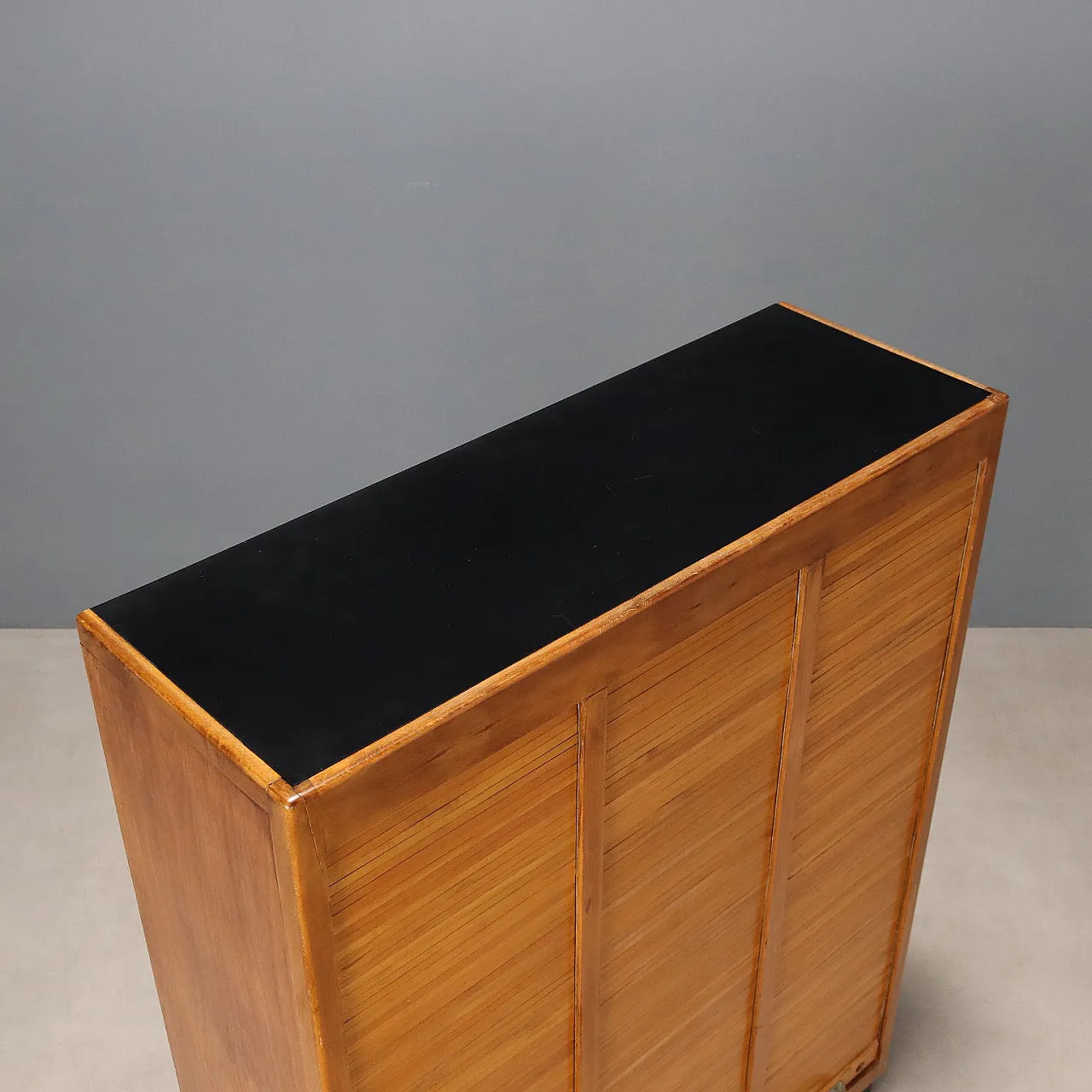 Mobile con ripiani interni in noce formica e alluminio, '900 9