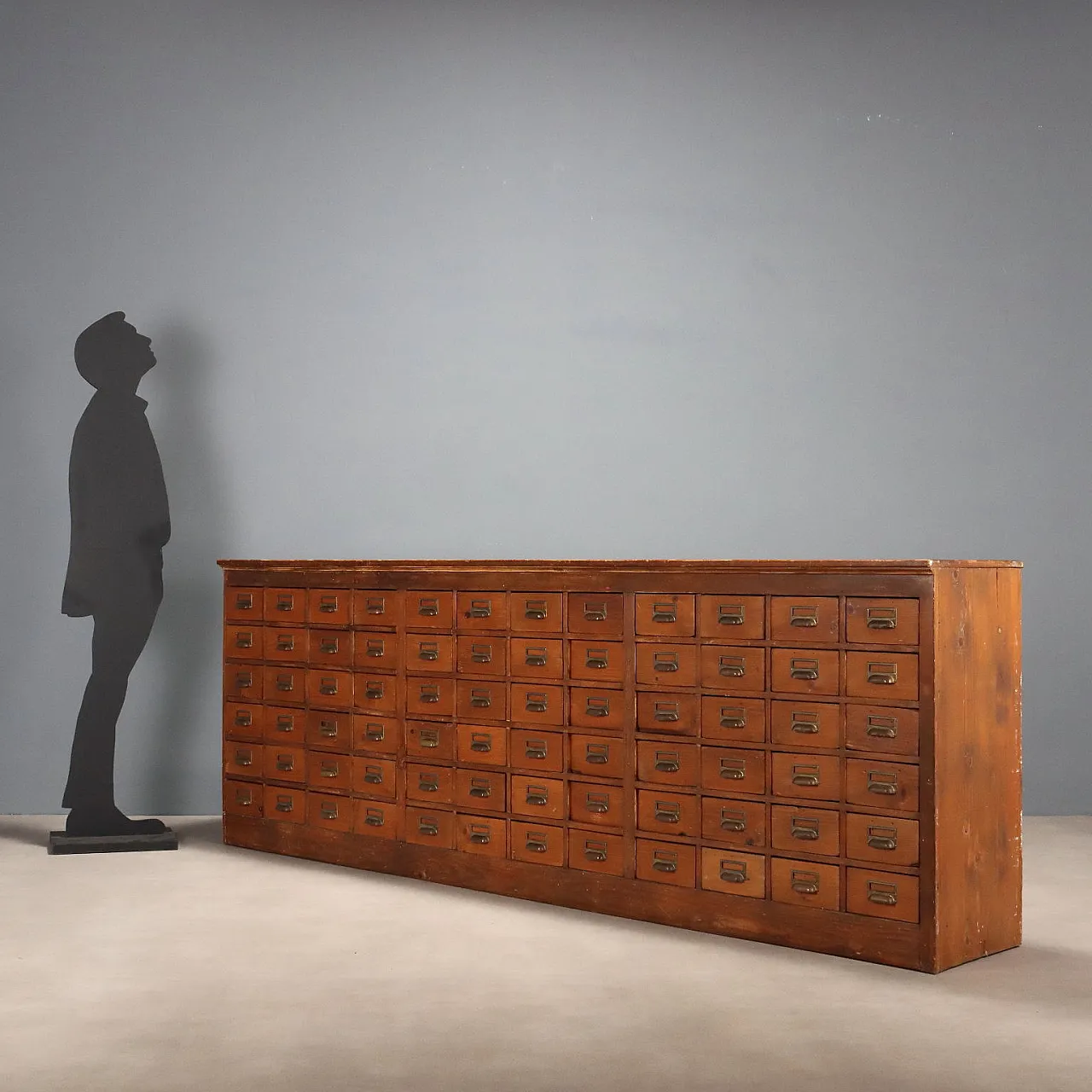 Cassettiera in abete tinto noce, vetro e lamiera, primo '900 3