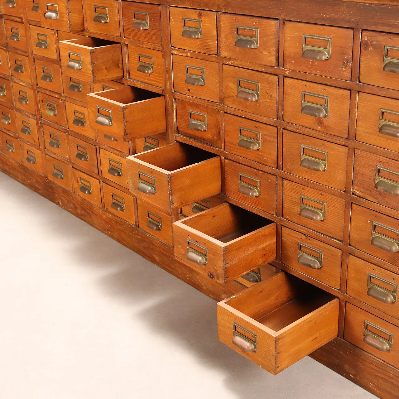 Cassettiera in abete tinto noce, vetro e lamiera, primo '900 4