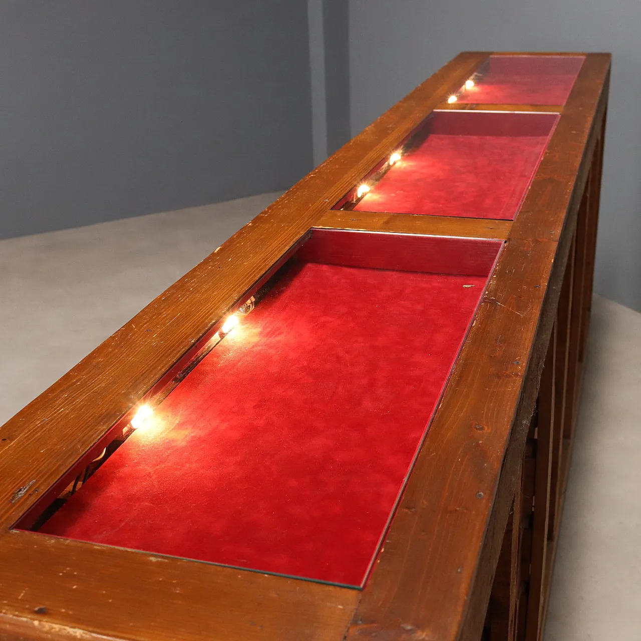 Cassettiera in abete tinto noce, vetro e lamiera, primo '900 9