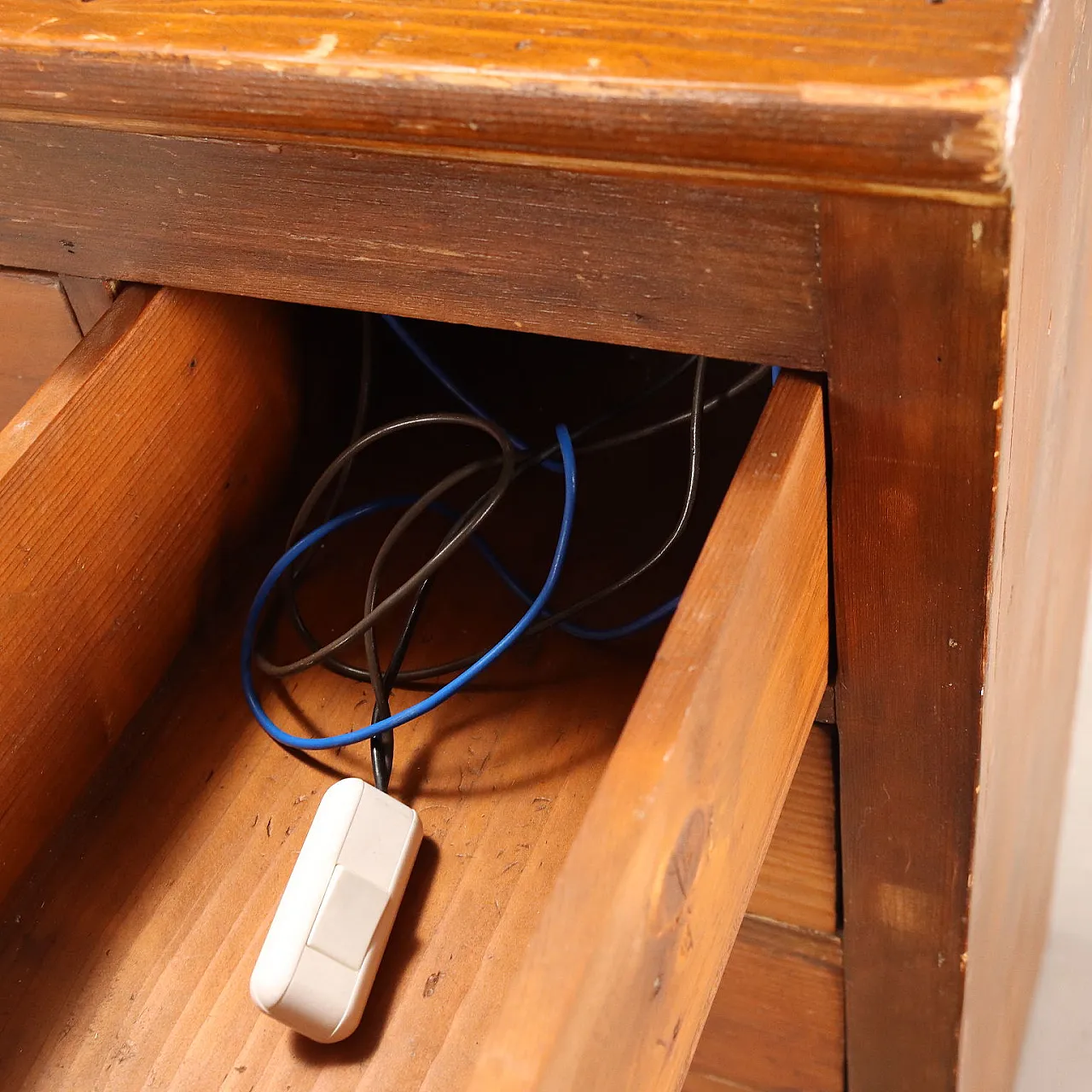 Cassettiera in abete tinto noce, vetro e lamiera, primo '900 10