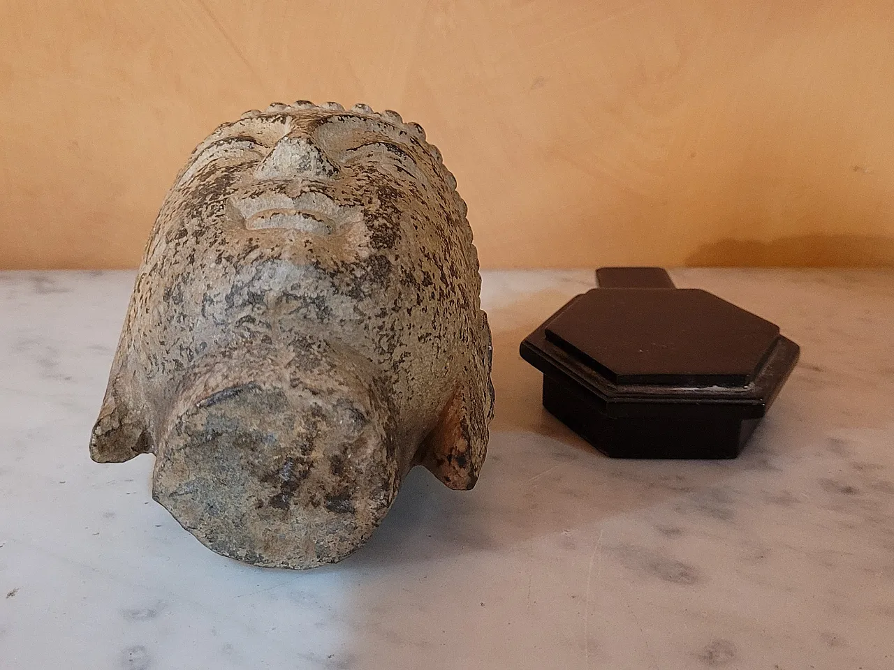 Scultura in pietra su base in legno, Thailandia, del XIX secolo 7