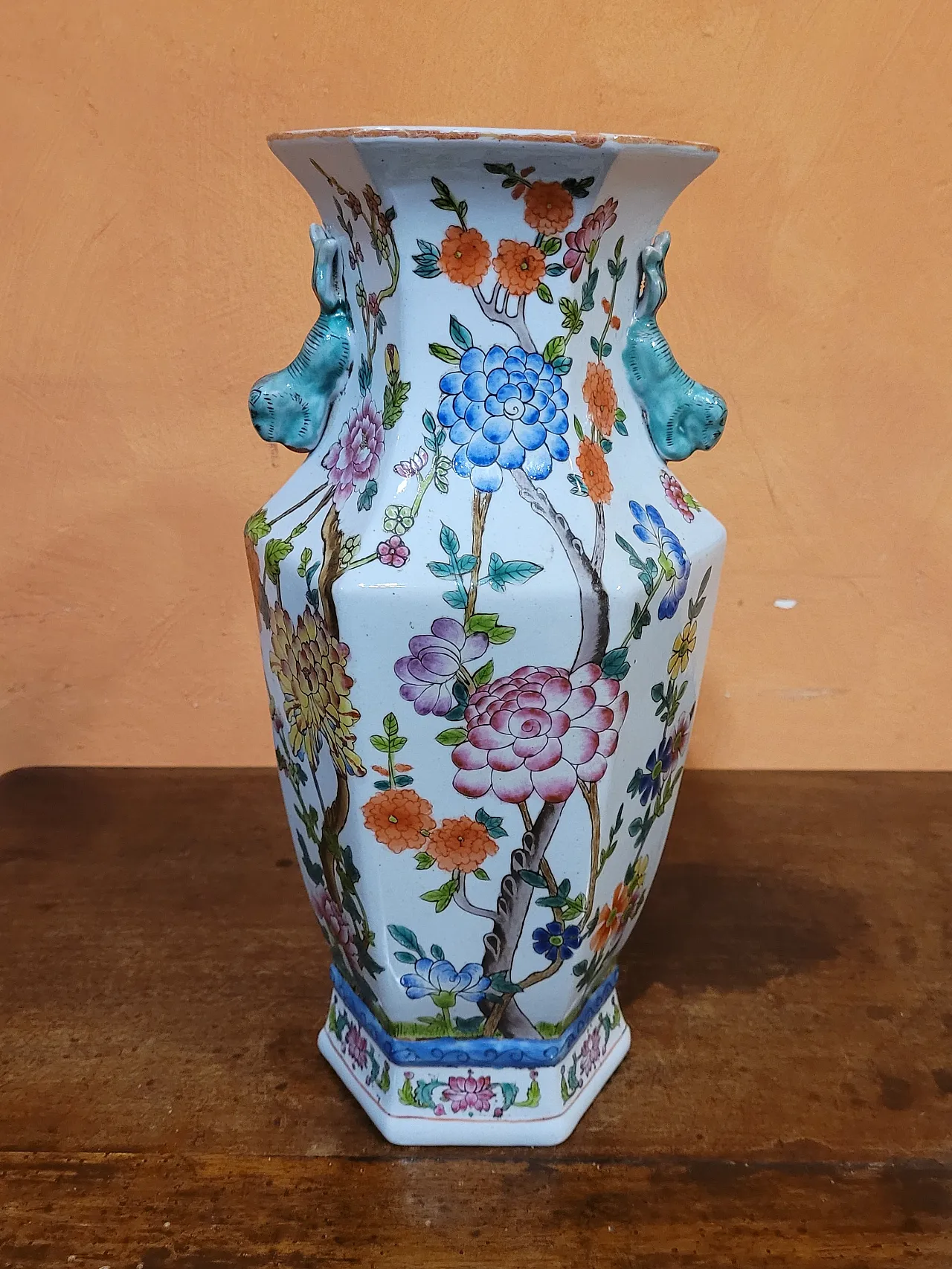 Vaso a base esagonale in porcellana, Cina, del XX secolo 2