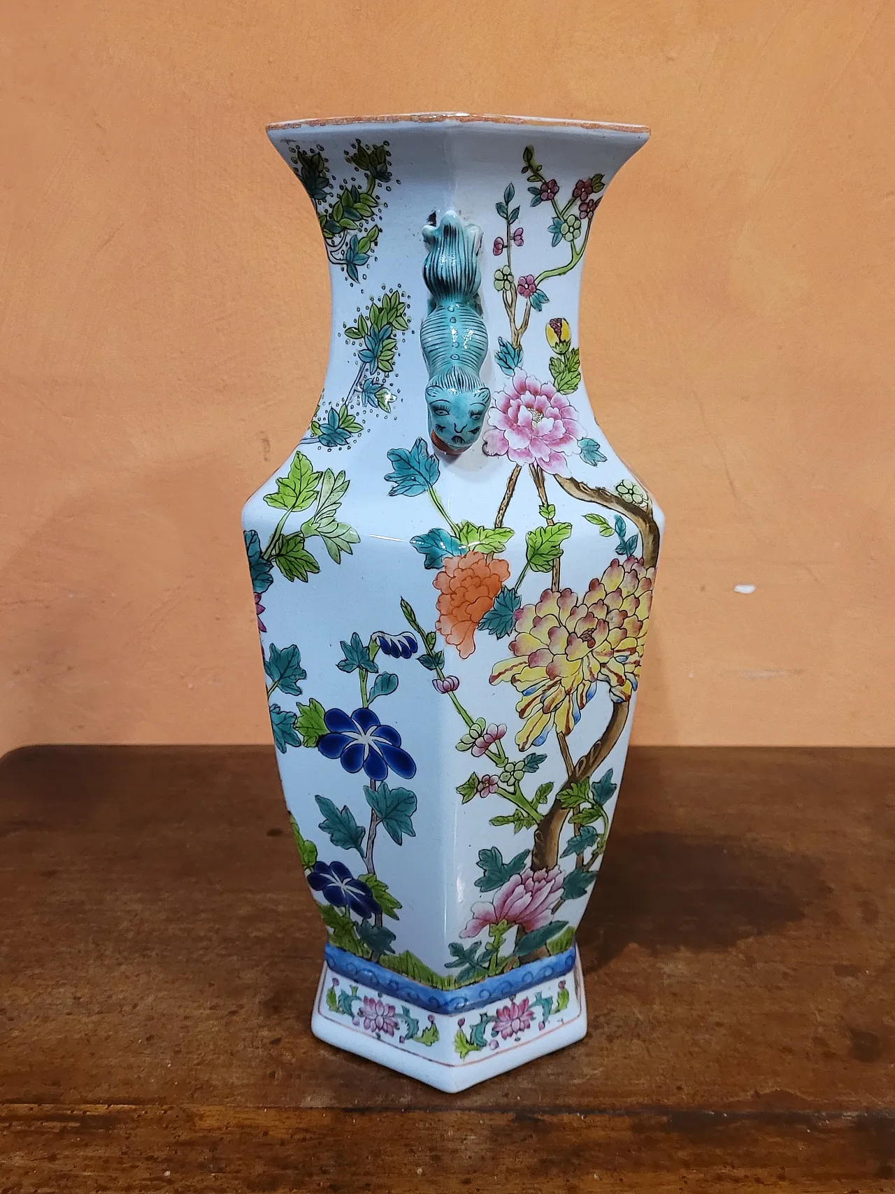 Vaso a base esagonale in porcellana, Cina, del XX secolo 3