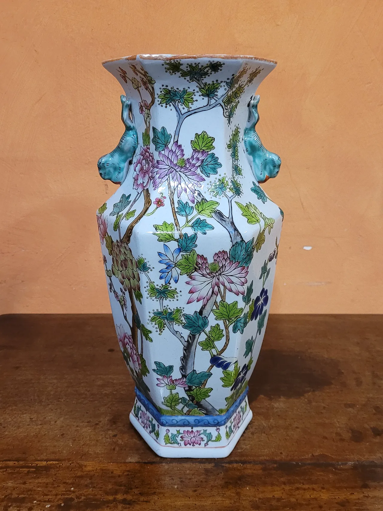 Vaso a base esagonale in porcellana, Cina, del XX secolo 4