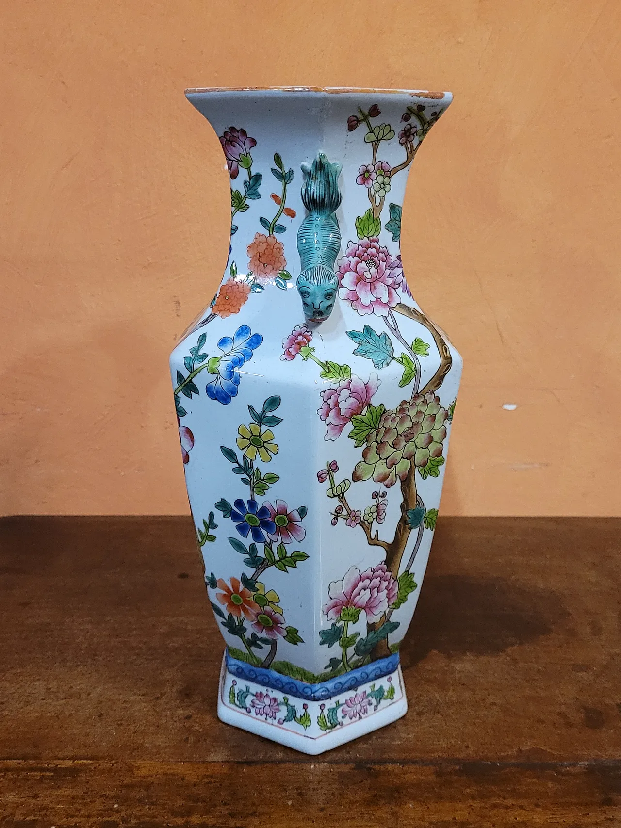 Vaso a base esagonale in porcellana, Cina, del XX secolo 5