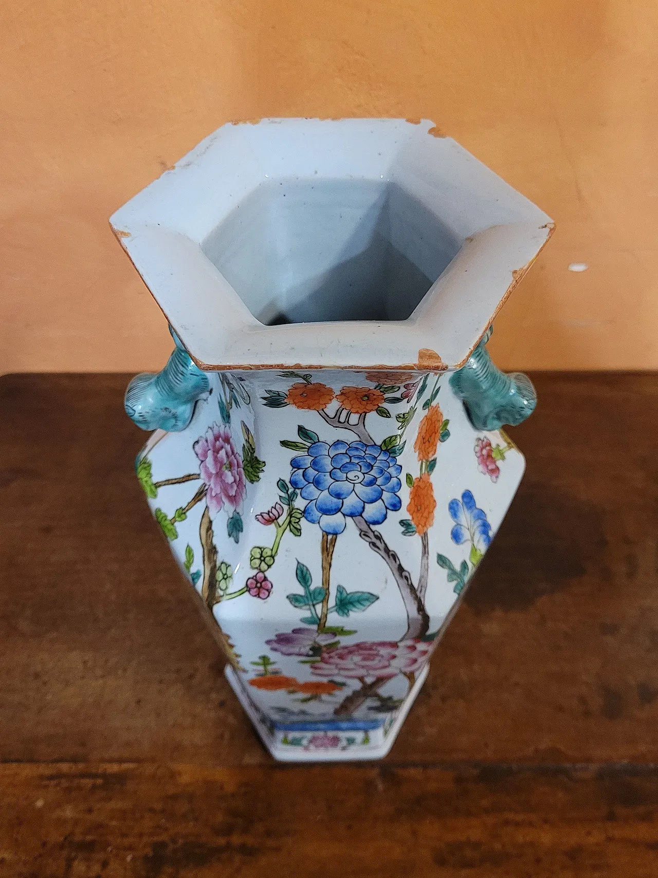 Vaso a base esagonale in porcellana, Cina, del XX secolo 6