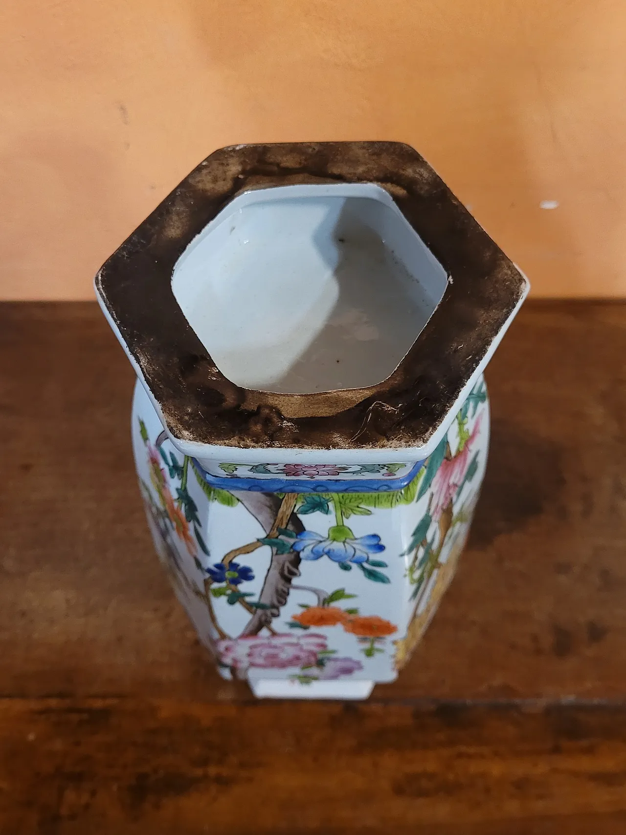 Vaso a base esagonale in porcellana, Cina, del XX secolo 7