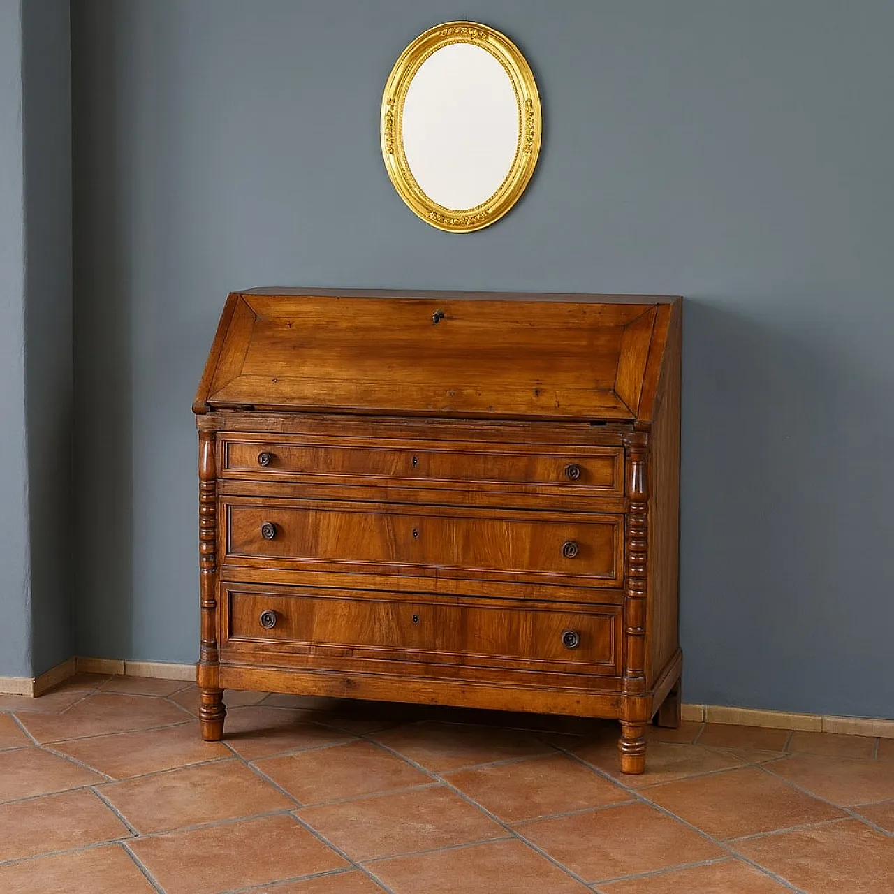 Specchiera in legno dorato con intagli floreali e perline, '900 2