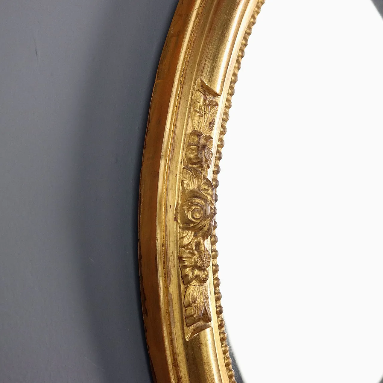 Specchiera in legno dorato con intagli floreali e perline, '900 5