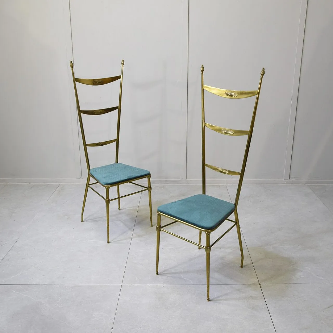 Coppia di sedie Chiavari in ottone di Gaetano Descalzi, anni '50 1