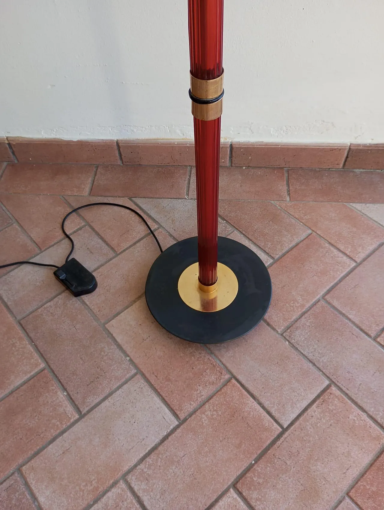 Floor lamp in grooved Murano glass and brass, Italy, 1970s 10