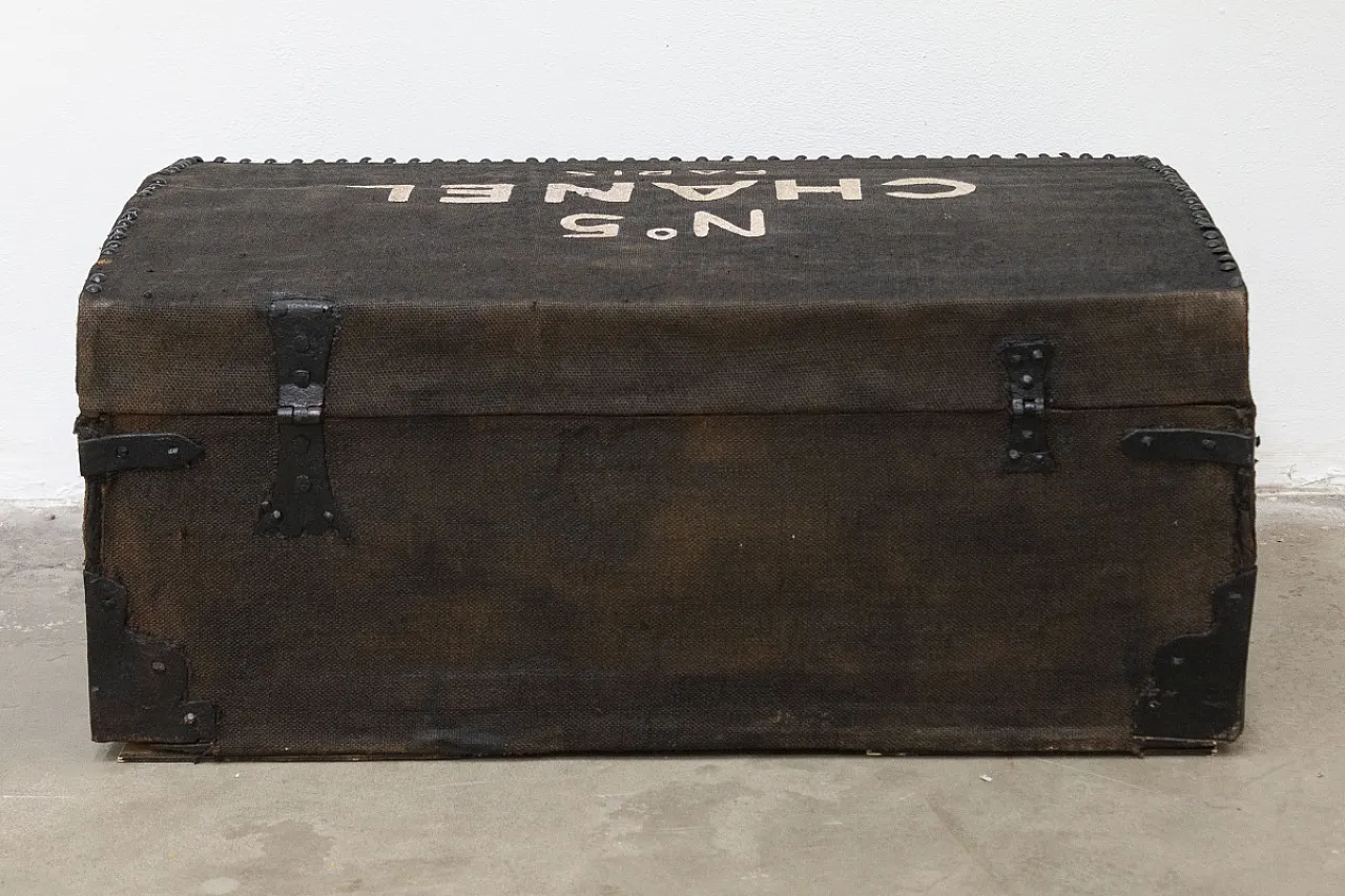 CHANEL N°5, baule in pioppo massello rivestito, '600 2