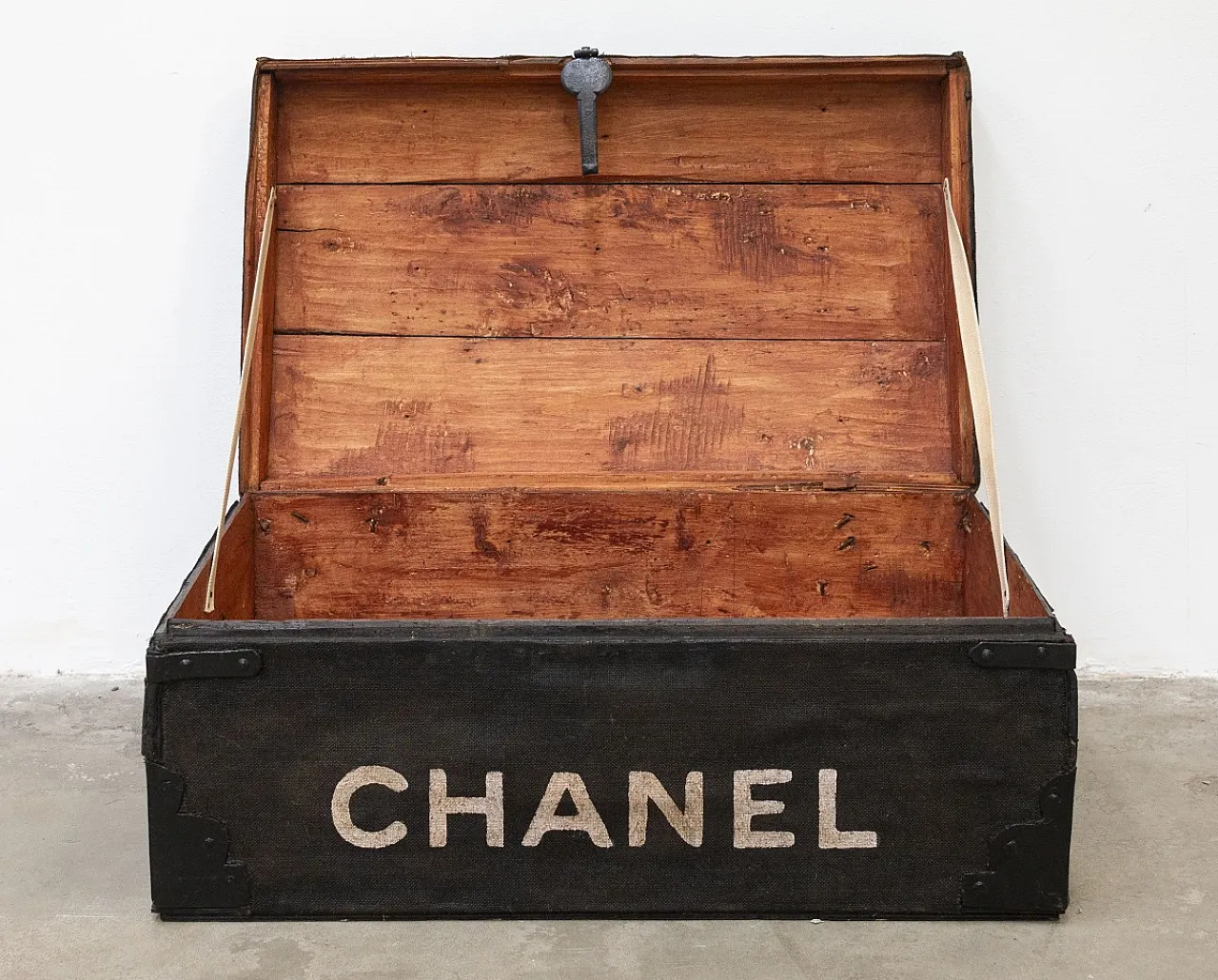CHANEL N°5, baule in pioppo massello rivestito, '600 3