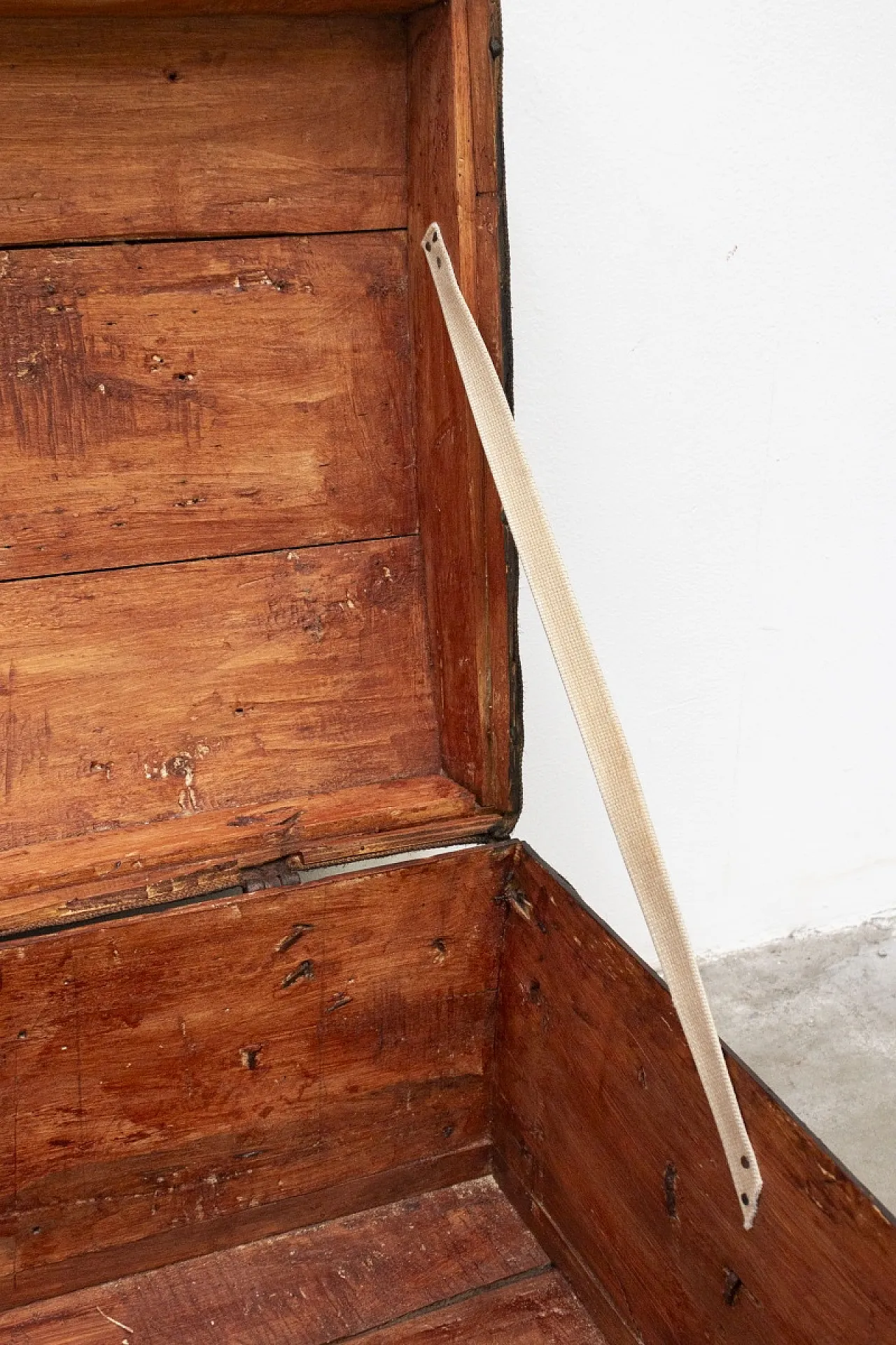 CHANEL N°5, baule in pioppo massello rivestito, '600 5