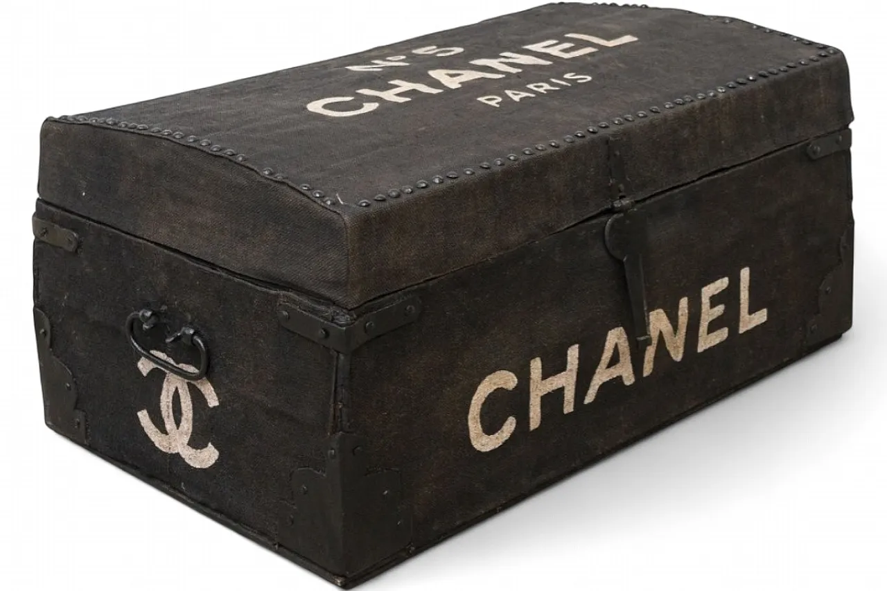 CHANEL N°5, baule in pioppo massello rivestito, '600 6