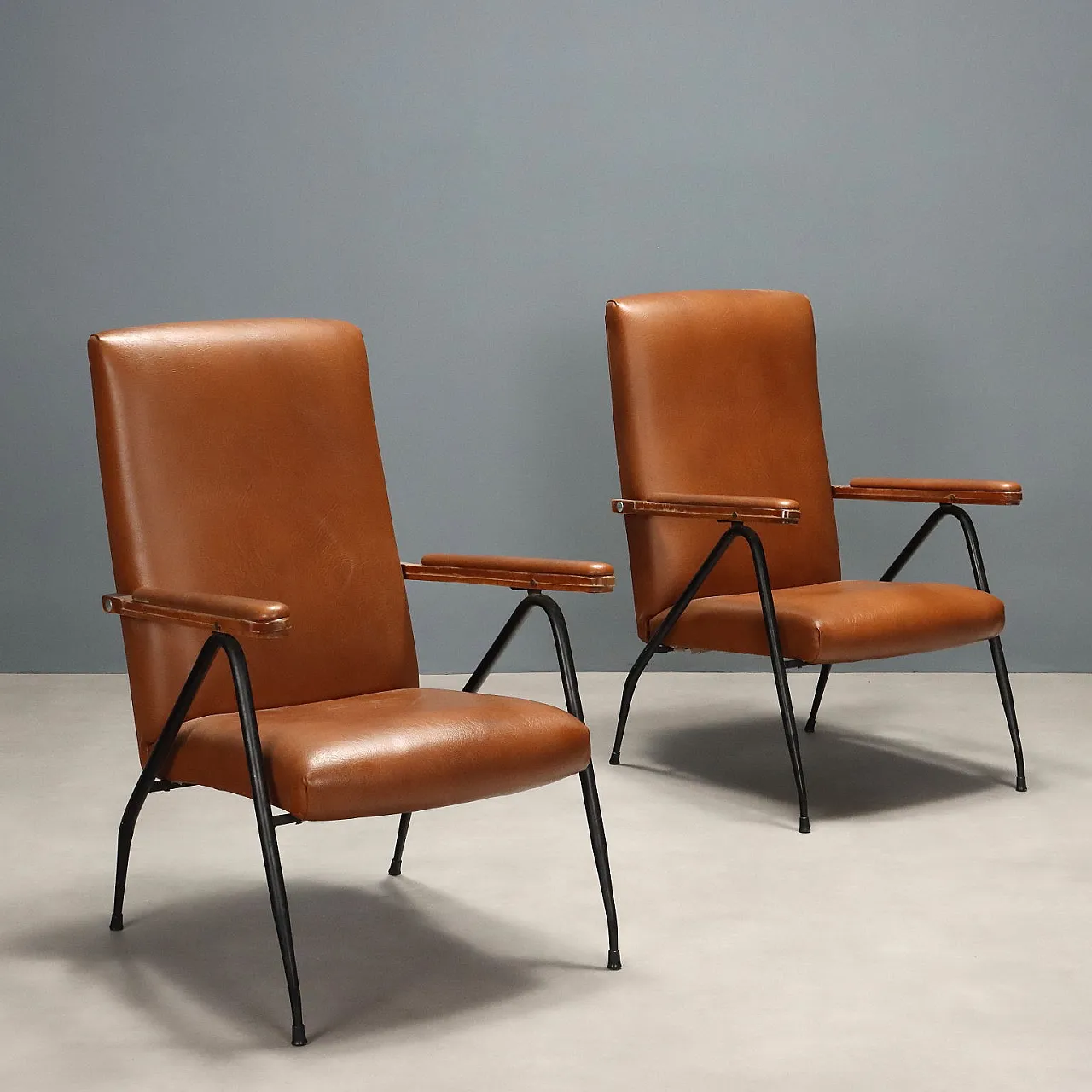 Coppia di poltrone in metallo laccato, schiuma e vinile, '900 1