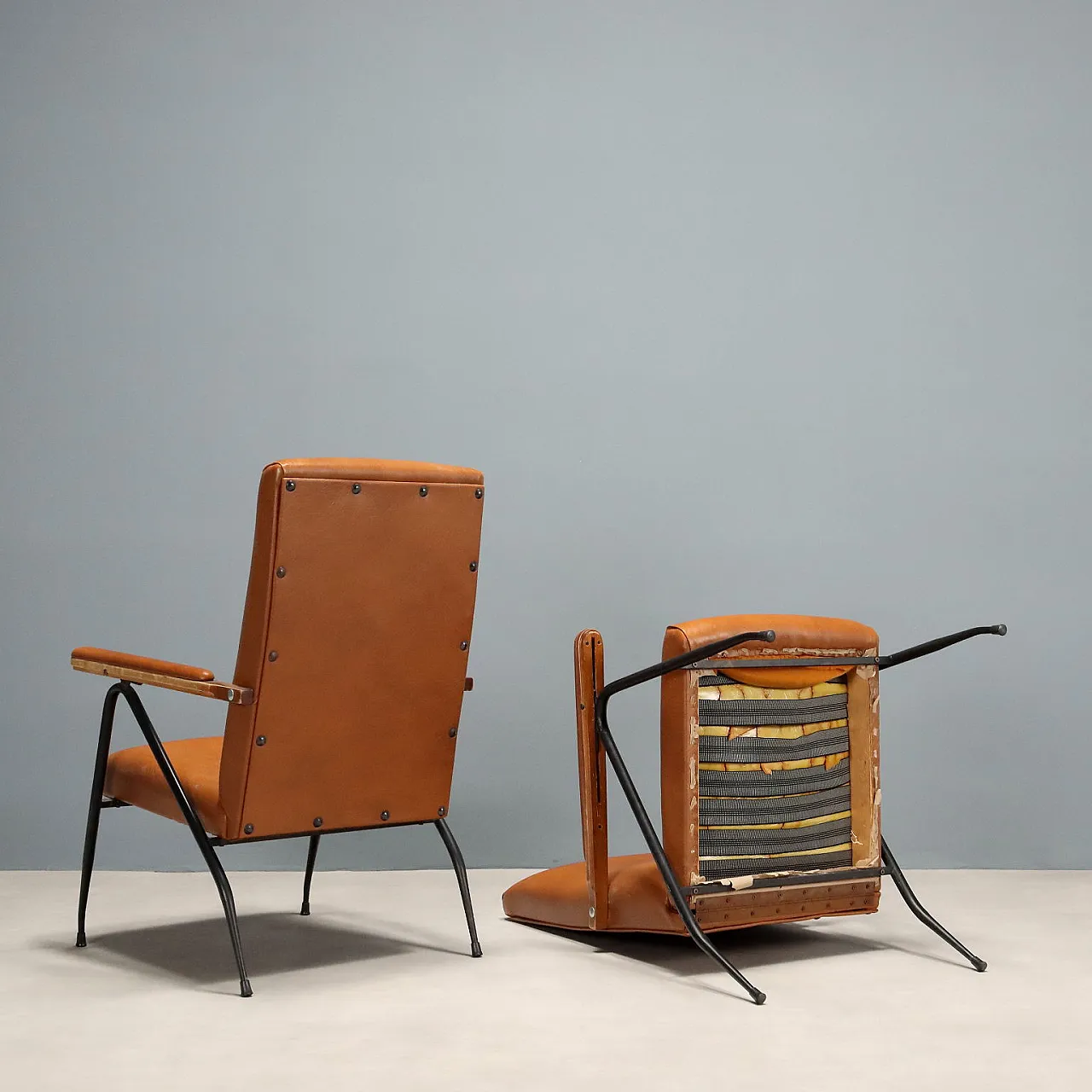 Coppia di poltrone in metallo laccato, schiuma e vinile, '900 9