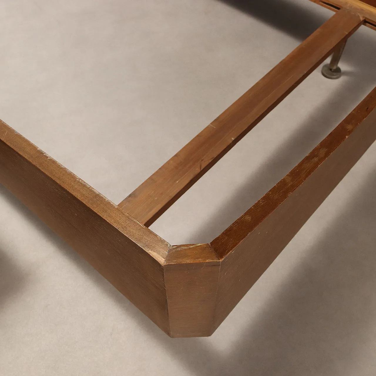 Coppia di letti in legno impiallacciato esotico e metallo cromato, 900 8