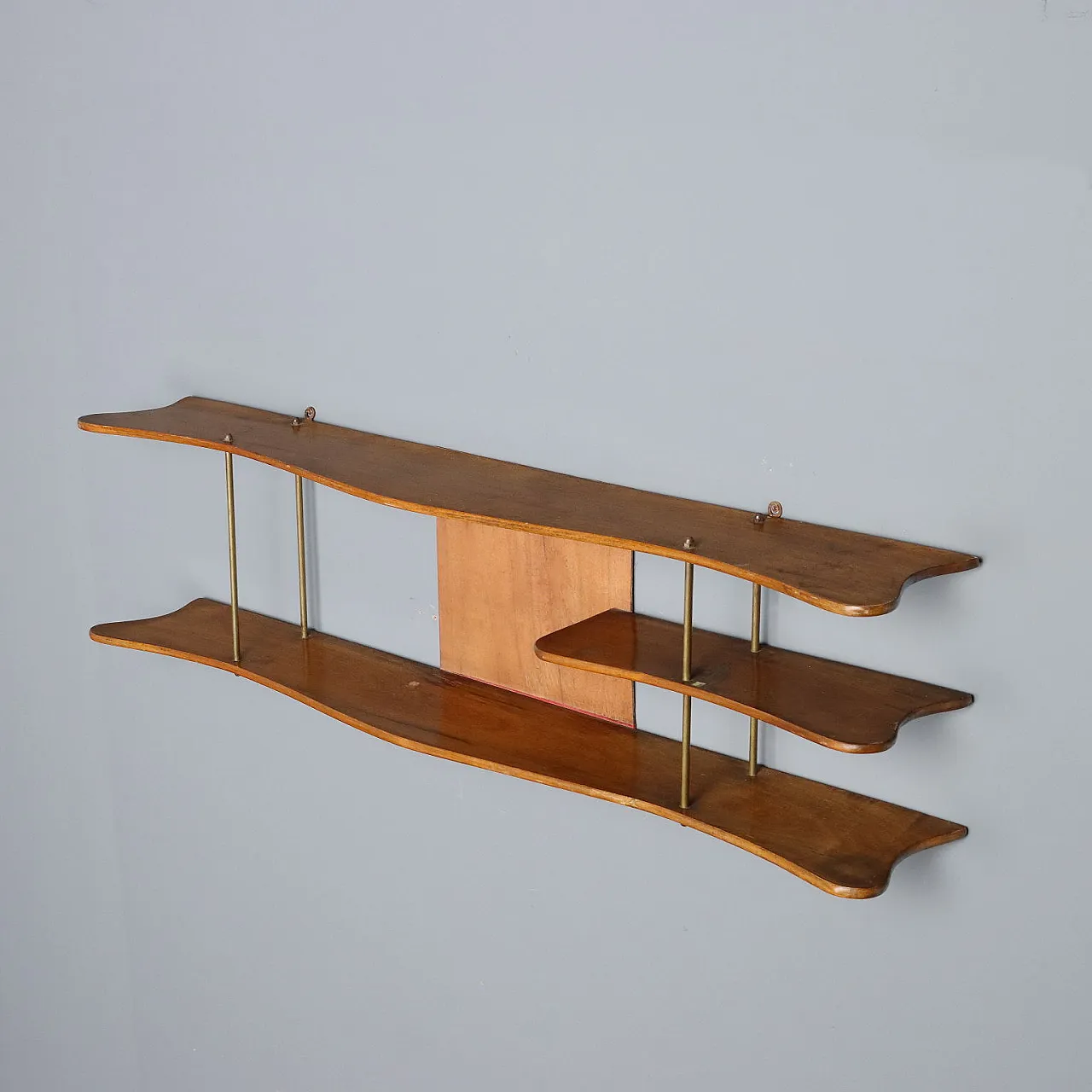 Agere with shaped shelves, in walnut and brass, 20th century 1