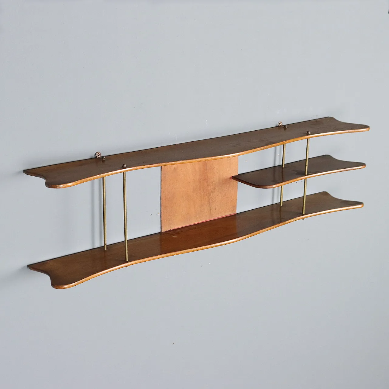 Agere with shaped shelves, in walnut and brass, 20th century 4