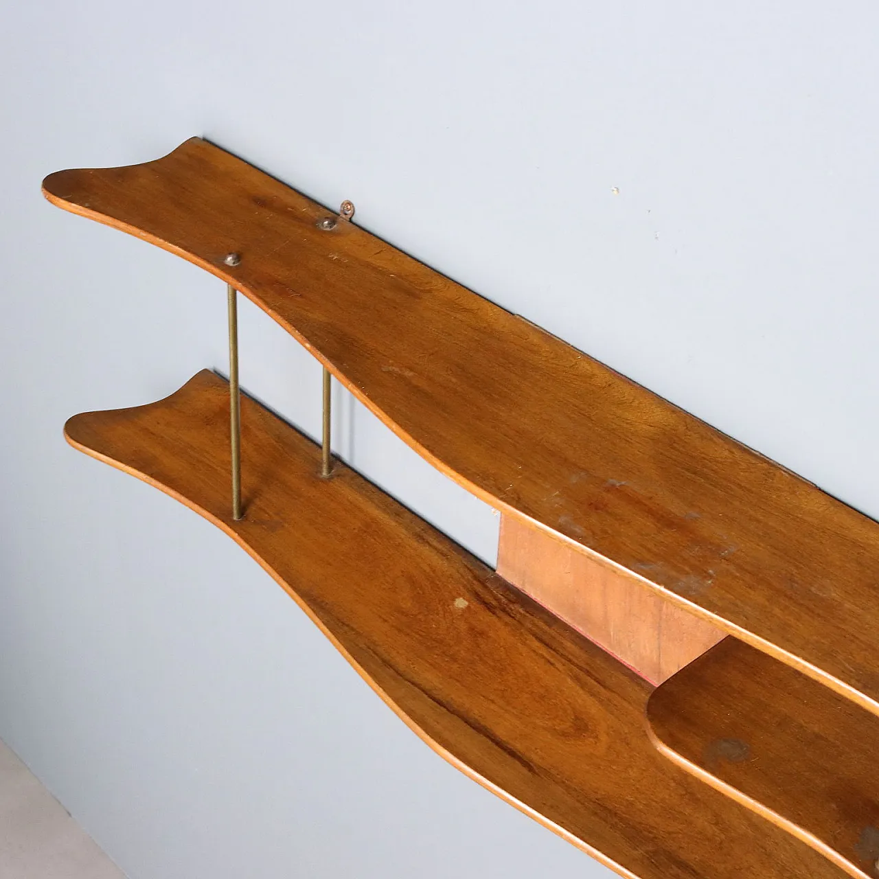 Agere with shaped shelves, in walnut and brass, 20th century 5