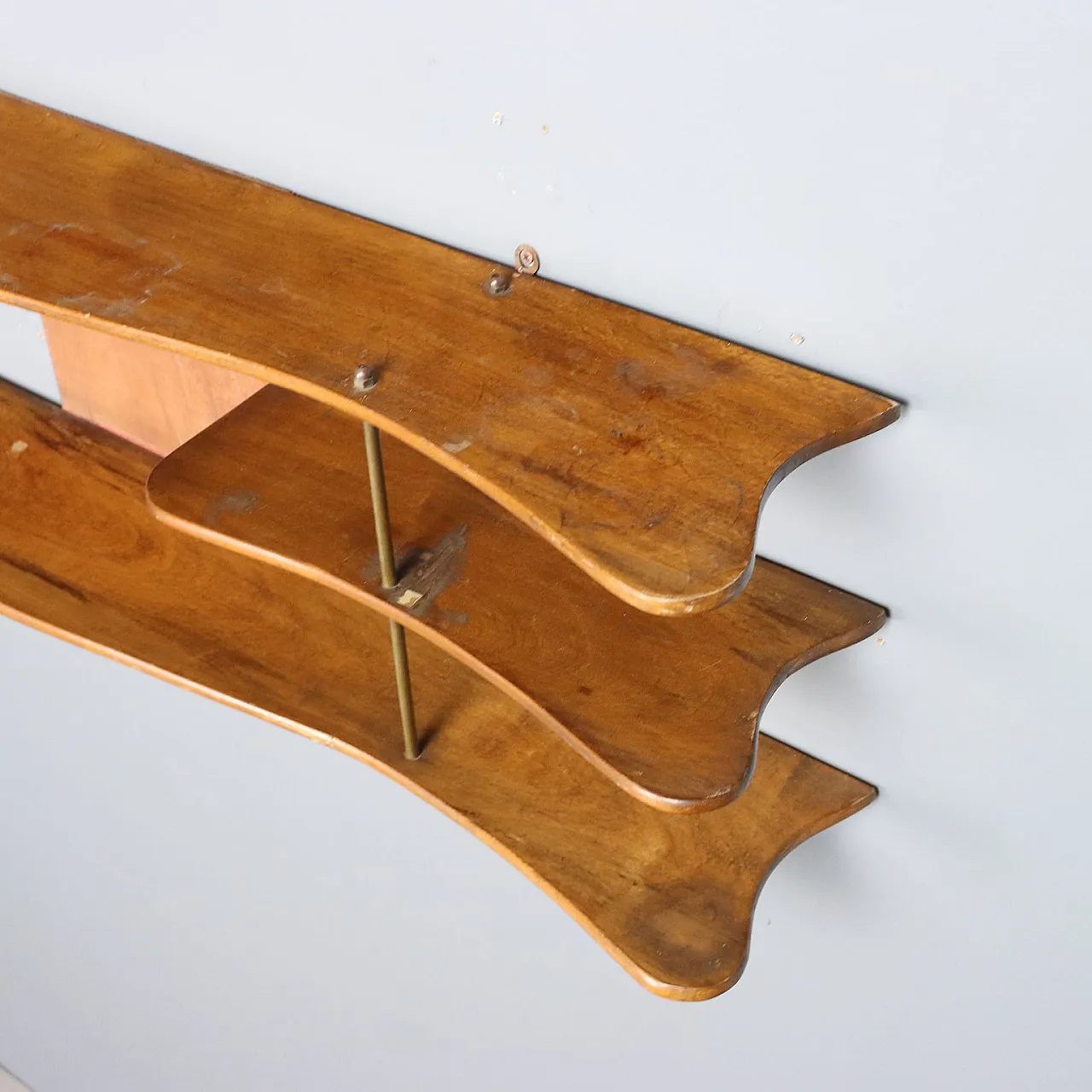 Agere with shaped shelves, in walnut and brass, 20th century 6