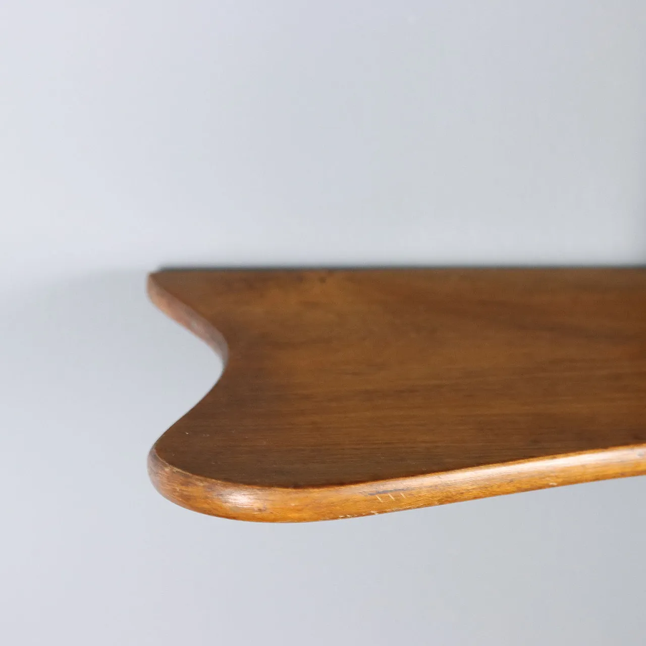 Agere with shaped shelves, in walnut and brass, 20th century 8