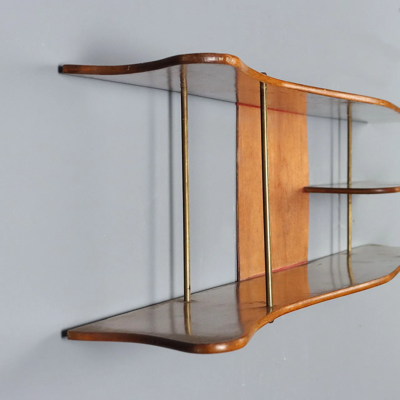 Agere with shaped shelves, in walnut and brass, 20th century 10