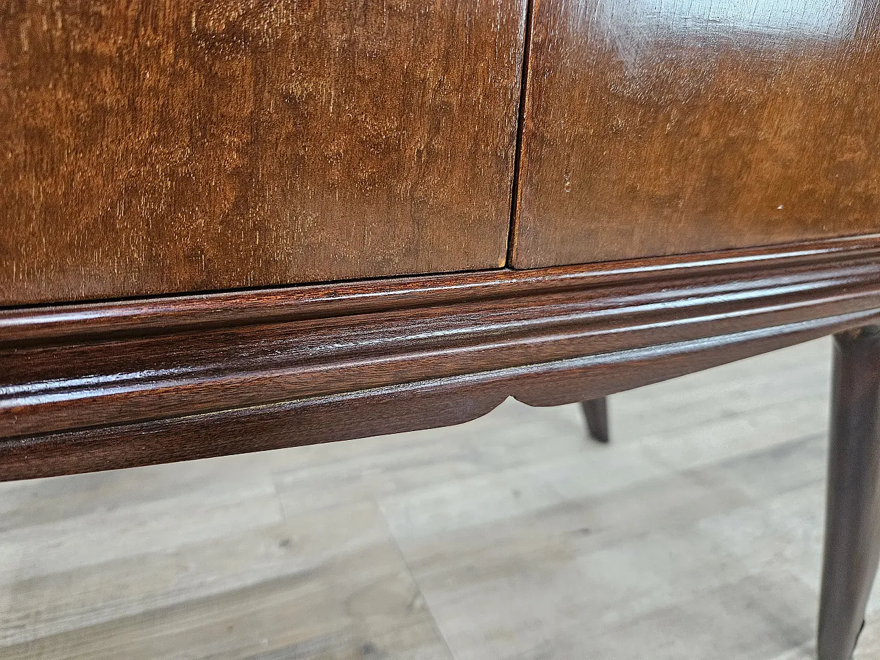 Art Deco bedside tables in mahogany feather, 50s 14