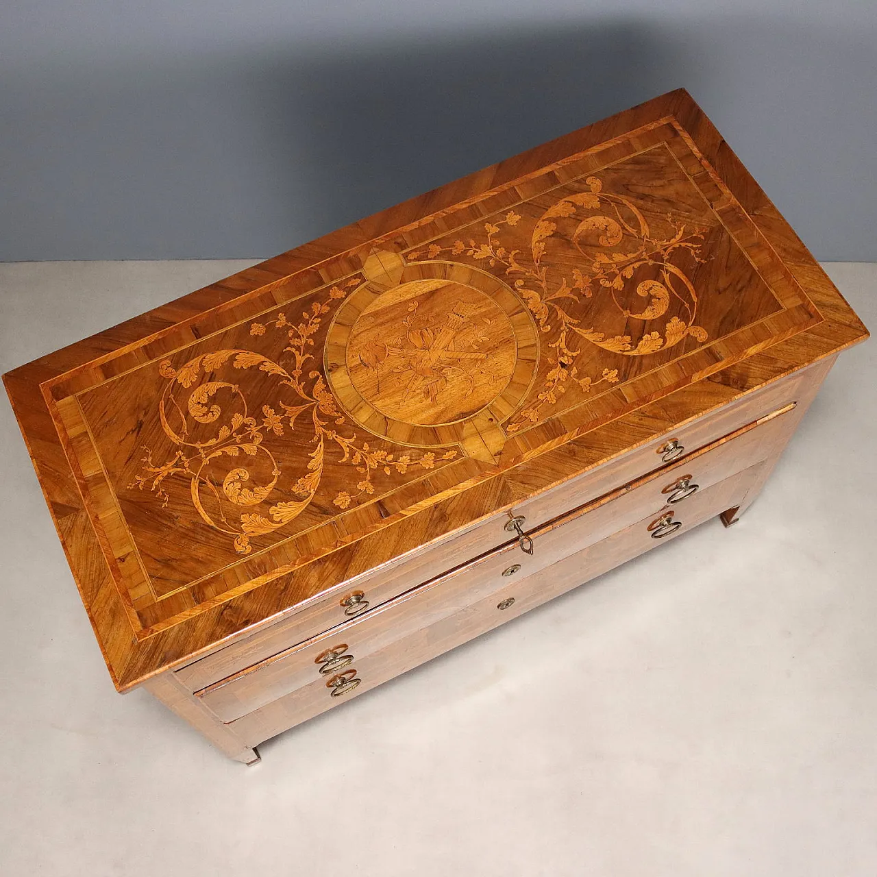 Comò neoclassico intarsiato in diversi tipi di legno, fine '700 5